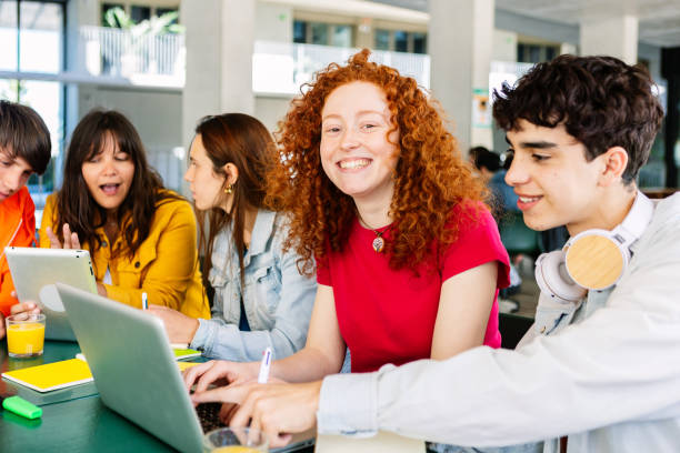 Grupo de estudiantes felices discutiendo sobre sostenibilidad