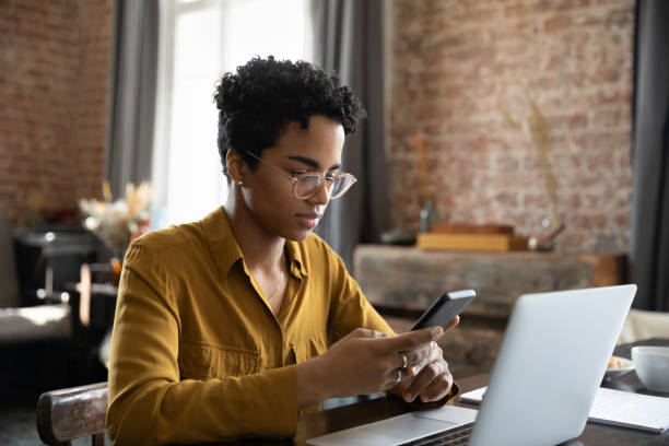 mujer-africana-sincroniza-archivos-entre-la-aplicaciC3B3n-de-uso-de-computadora-portC3A1til-y.jpg