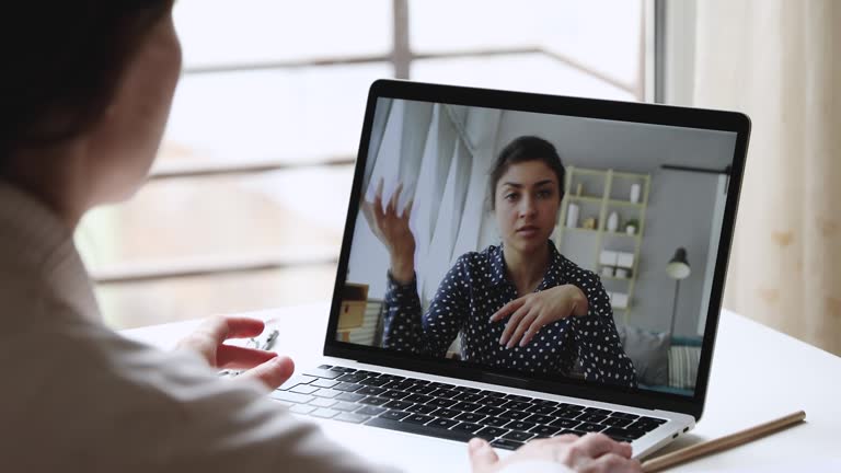 entrenadora-femenina-india-que-se-comunica-con-la-mujer-cliente-por-webcam.jpg