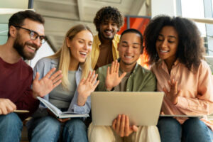 equipo-diverso-de-estudiantes-que-tienen-videollamadas-saludando-a-la-computadora-portC3A1til.jpg