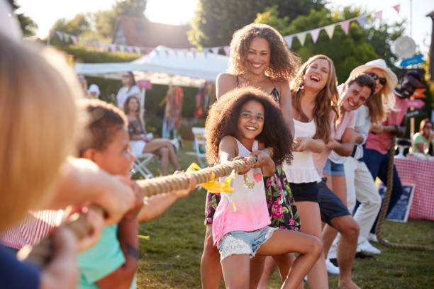 juego-de-tira-y-afloja-en-el-jardC3ADn-de-verano-de-fiesta.jpg