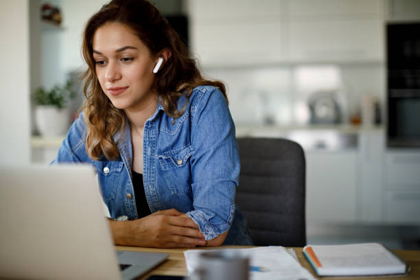 Mujer joven con auriculares en videoconferencia aprendiendo acerca de instrumentos musicales con Choco Inglés