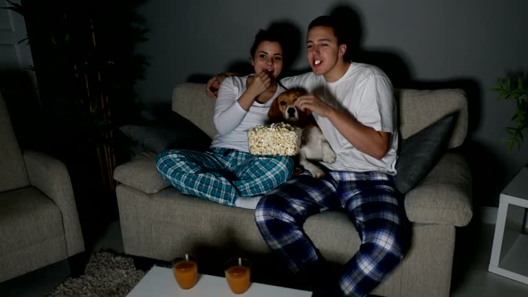pareja-joven-viendo-tv-juntos.jpg