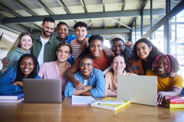 profesor-universitario-y-su-diversa-clase-sonriendo-en-una-cafeterC3ADa-de-la-escuela.jpg
